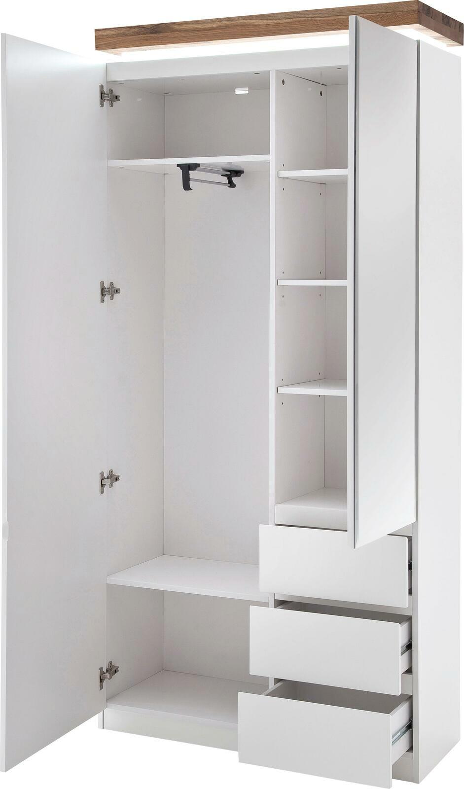 Offener Garderobenschrank mit mehreren Fächern, Schubladen und Kleiderstange, aus weißem Material mit Holzoberfläche, Perspektive von vorne.