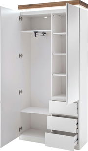 Offener Garderobenschrank mit mehreren Fächern, Schubladen und Kleiderstange, aus weißem Material mit Holzoberfläche, Perspektive von vorne.