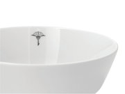 Nahaufnahme einer weißen Schale mit einem schwarzen Emblem auf der Innenseite.