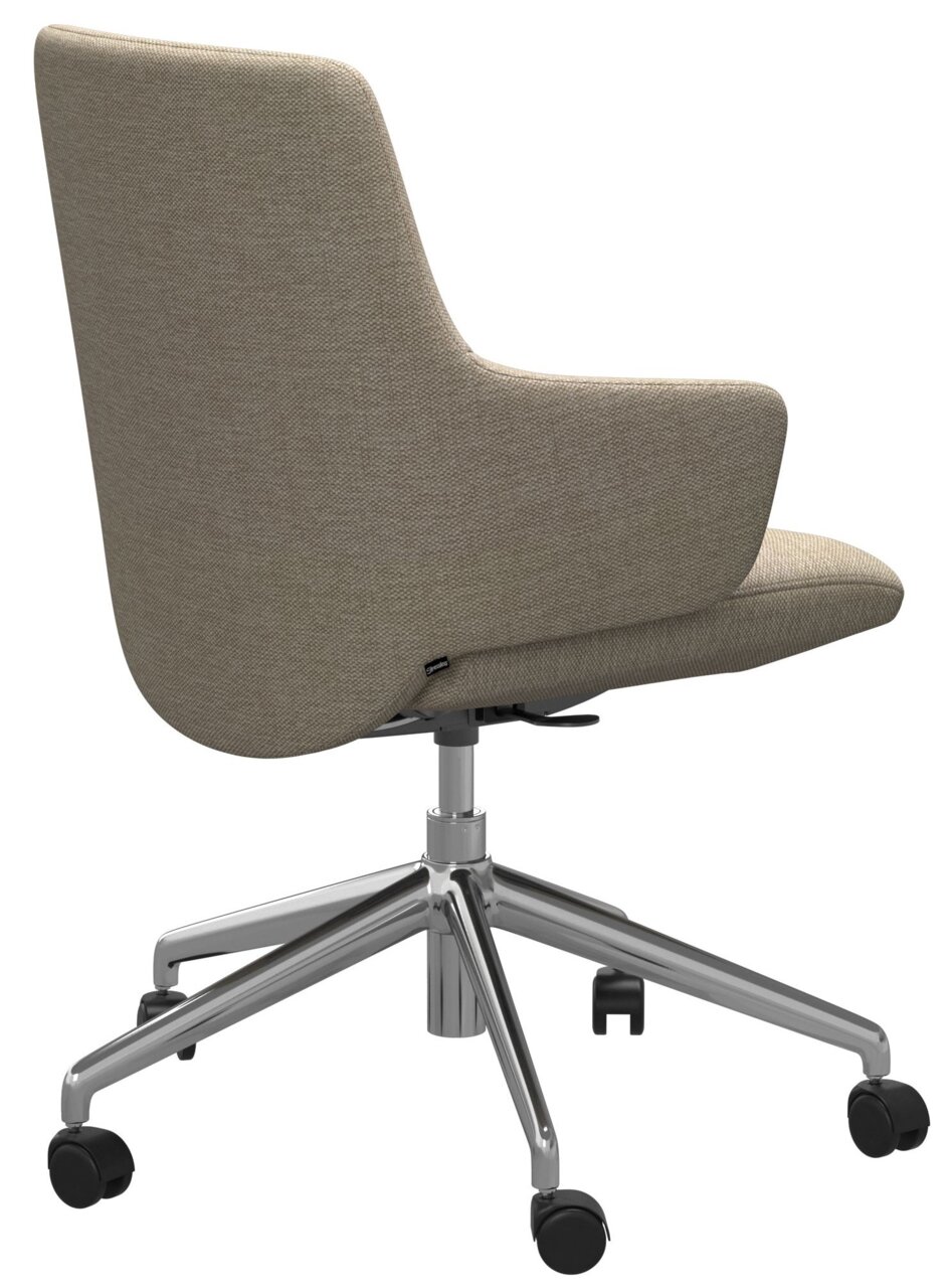 Achterkant van een moderne thuiskantoorstoel met stoffen bekleding en een verchroomd draaipootstel op wieltjes.