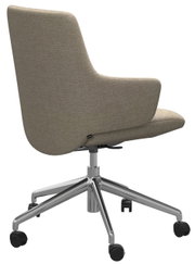Achterkant van een moderne thuiskantoorfauteuil met stoffen bekleding en een verchroomde draaivoet op wieltjes.