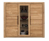Frontale Ansicht eines Highboards aus Holz mit Glastür in der Mitte, die dekorative Objekte wie Vasen und eine Teekanne zeigt.