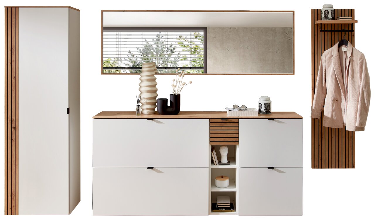 Garderoben-Set in Weiß mit Holzdetails, bestehend aus einem hohen Schrank, einer Kommode mit Schubladen und offenen Fächern, einem großen Spiegel und einer Wandgarderobe mit Haken und Ablage. Perspektive: Frontalansicht.