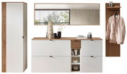 Garderoben-Set in Weiß mit Holzdetails, bestehend aus einem hohen Schrank, einer Kommode mit Schubladen und offenen Fächern, einem großen Spiegel und einer Wandgarderobe mit Haken und Ablage. Perspektive: Frontalansicht.