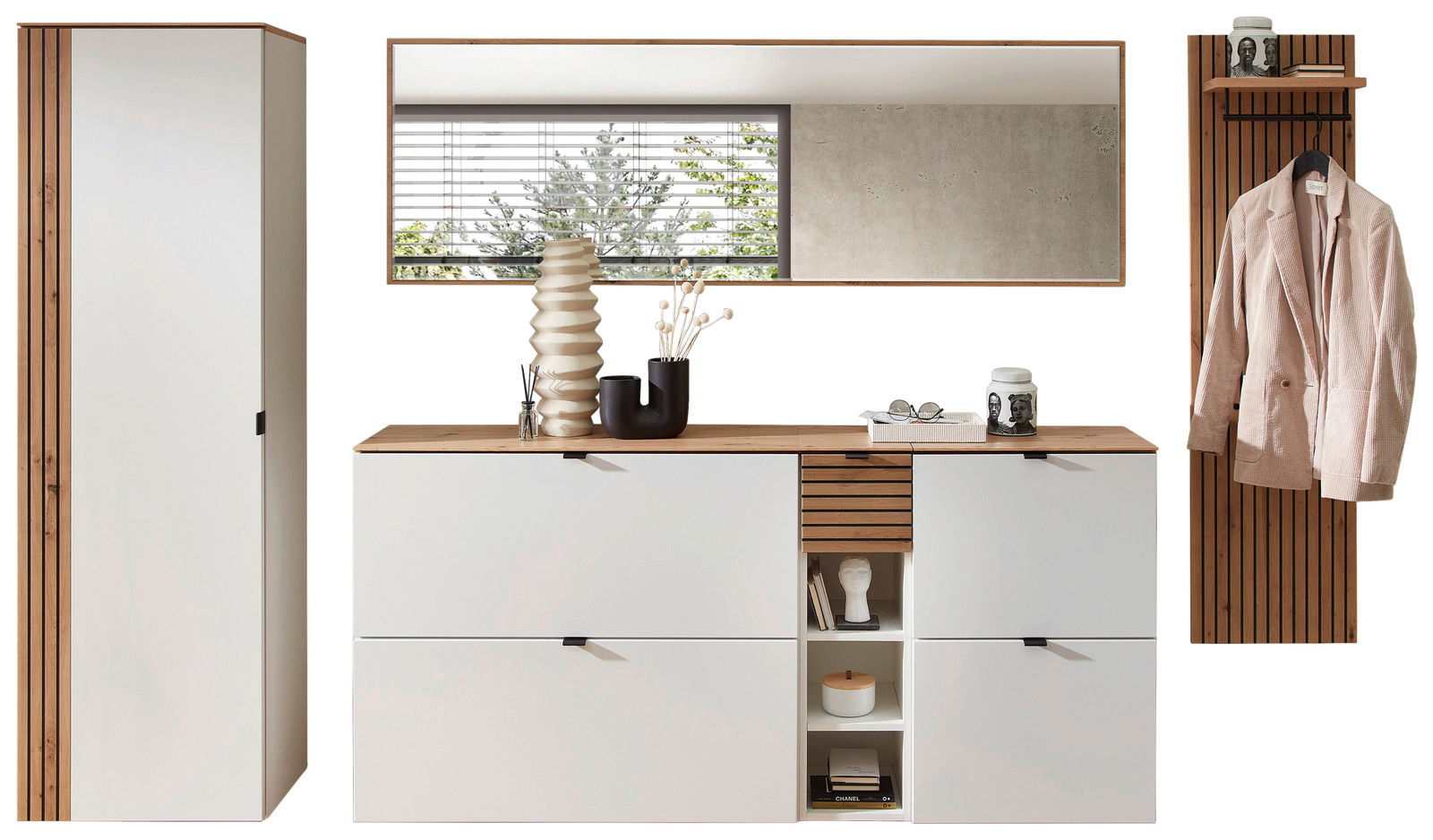 Garderoben-Set in Weiß mit Holzdetails, bestehend aus einem hohen Schrank, einer Kommode mit Schubladen und offenen Fächern, einem großen Spiegel und einer Wandgarderobe mit Haken und Ablage. Perspektive: Frontalansicht.