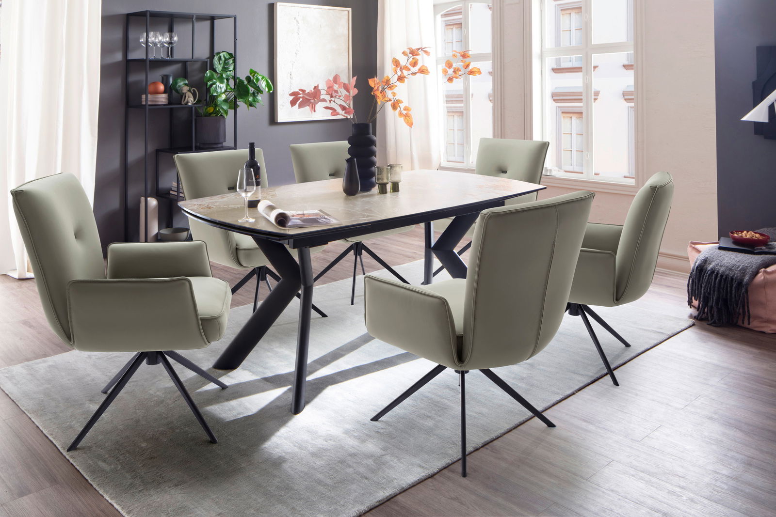 Valnatura Sessel MINATY Esszimmer mit modernem Tisch und sechs gepolsterten Sesseln in hellgrünem Leder, seitliche Perspektive