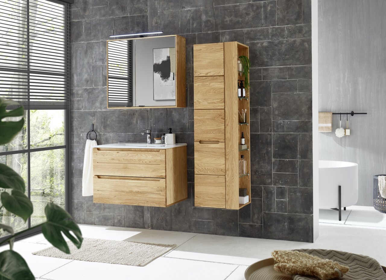 Badezimmeransicht mit einem modernen hölzernen Regal und Waschtisch, seitliche Perspektive
