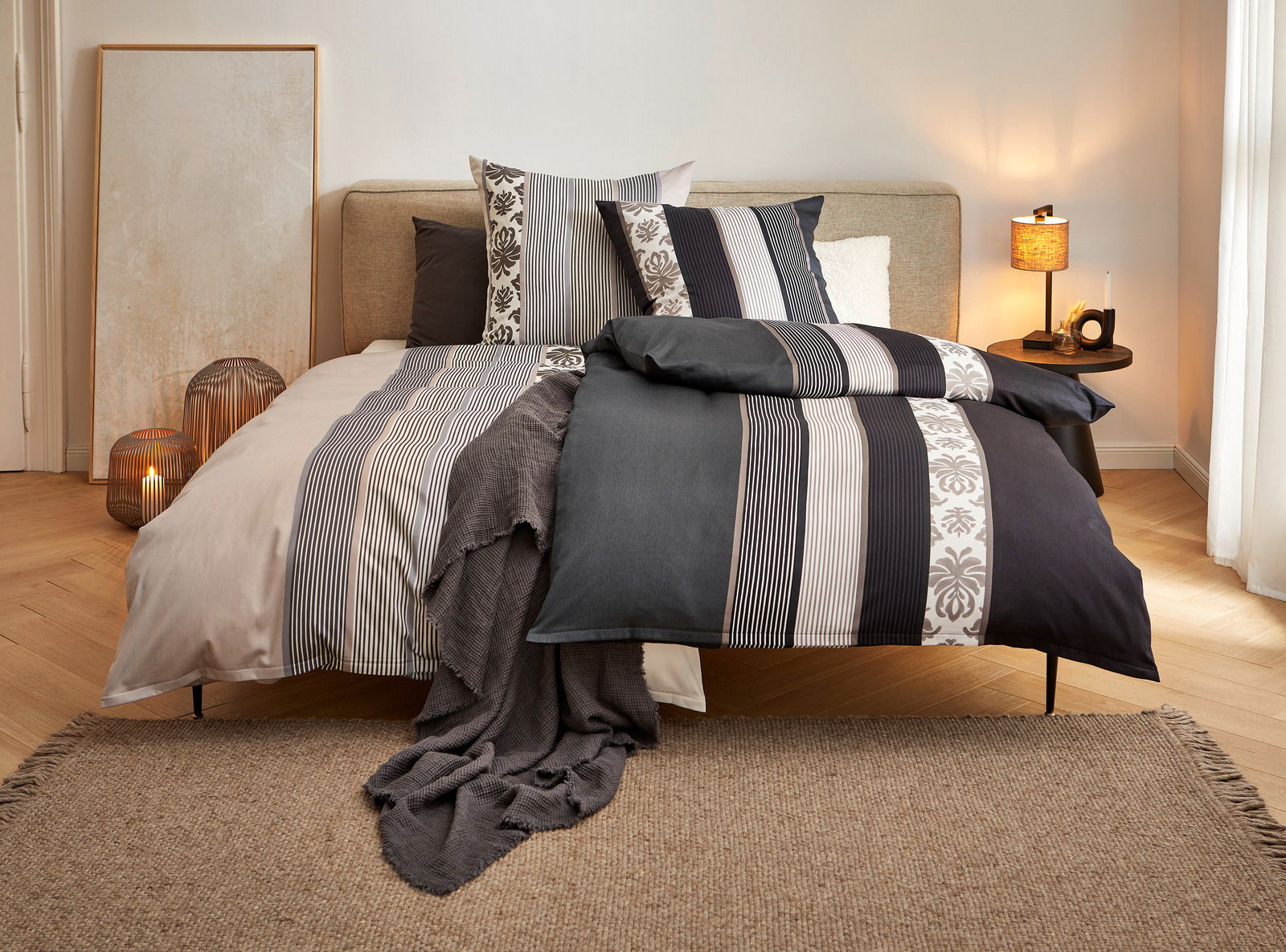 JOOP! Bettwäsche ORNAMENT STRIPE EX Bett mit gestreifter Bettwäsche in neutralen Tönen, von vorne fotografiert.