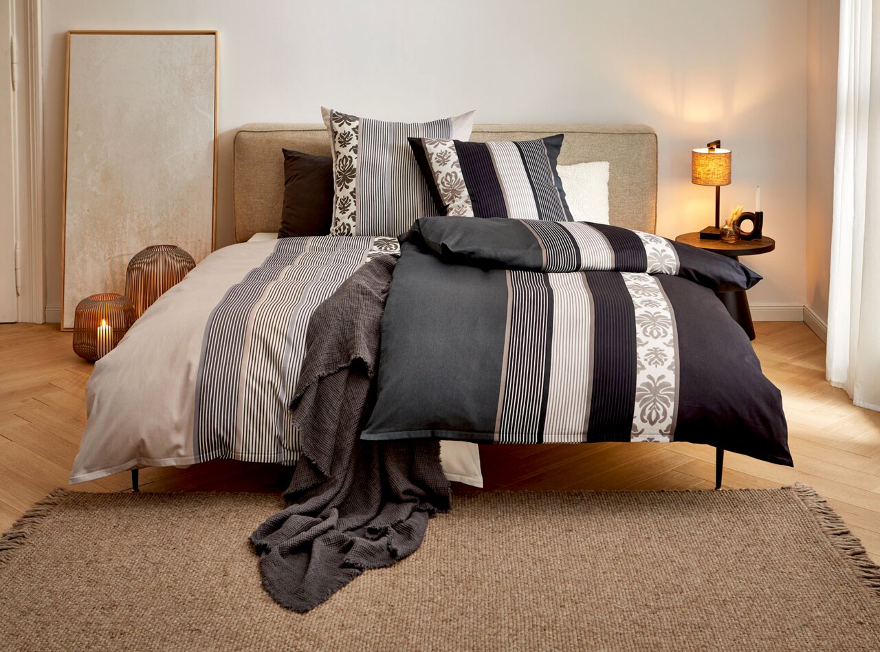 JOOP! Bettwäsche 135x200cm ORNAMENT STRIPE EX Bett mit gestreifter Bettwäsche in neutralen Tönen, von vorne fotografiert.