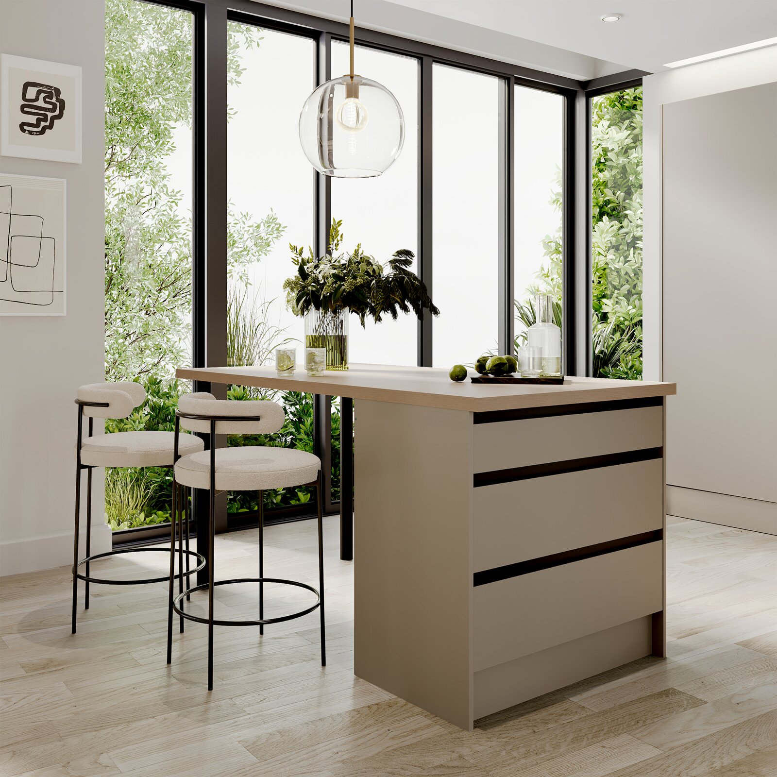 Smartkitchen Kücheninsel TROJA Moderne Kücheninsel mit Holzarbeitsplatte, umgeben von hohen Fenstern mit Blick auf einen grünen Garten, aus der Perspektive von vorne rechts.