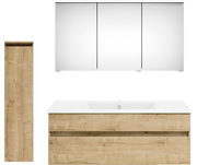 Frontale Ansicht einer Badkombination mit Holzoptik-Unterschrank, weißem Waschbecken und dreiteiligem Spiegelschrank.