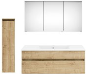 Frontale Ansicht einer Badkombination mit Holzoptik-Unterschrank, weißem Waschbecken und dreiteiligem Spiegelschrank.