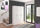 Moderner weißer Hochschrank mit glänzender Oberfläche, in einem stilvollen Wohnzimmer mit großen Fenstern und dekorativen Bildern an der Wand, aus seitlicher Perspektive.