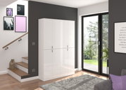 Moderner weißer Hochschrank mit glänzender Oberfläche, in einem stilvollen Wohnzimmer mit großen Fenstern und dekorativen Bildern an der Wand, aus seitlicher Perspektive.