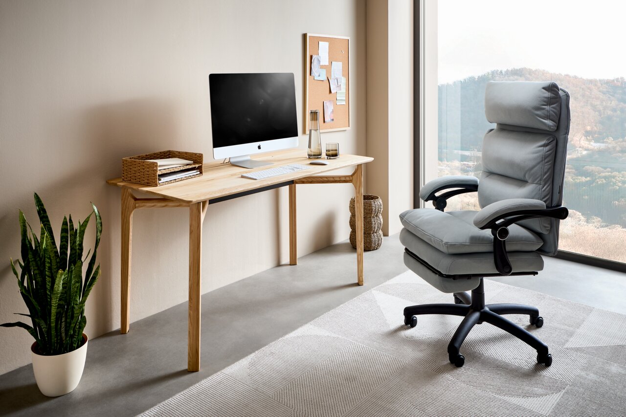 Moderner Schreibtisch aus Holz mit Computer und Zubehör, seitliche Perspektive