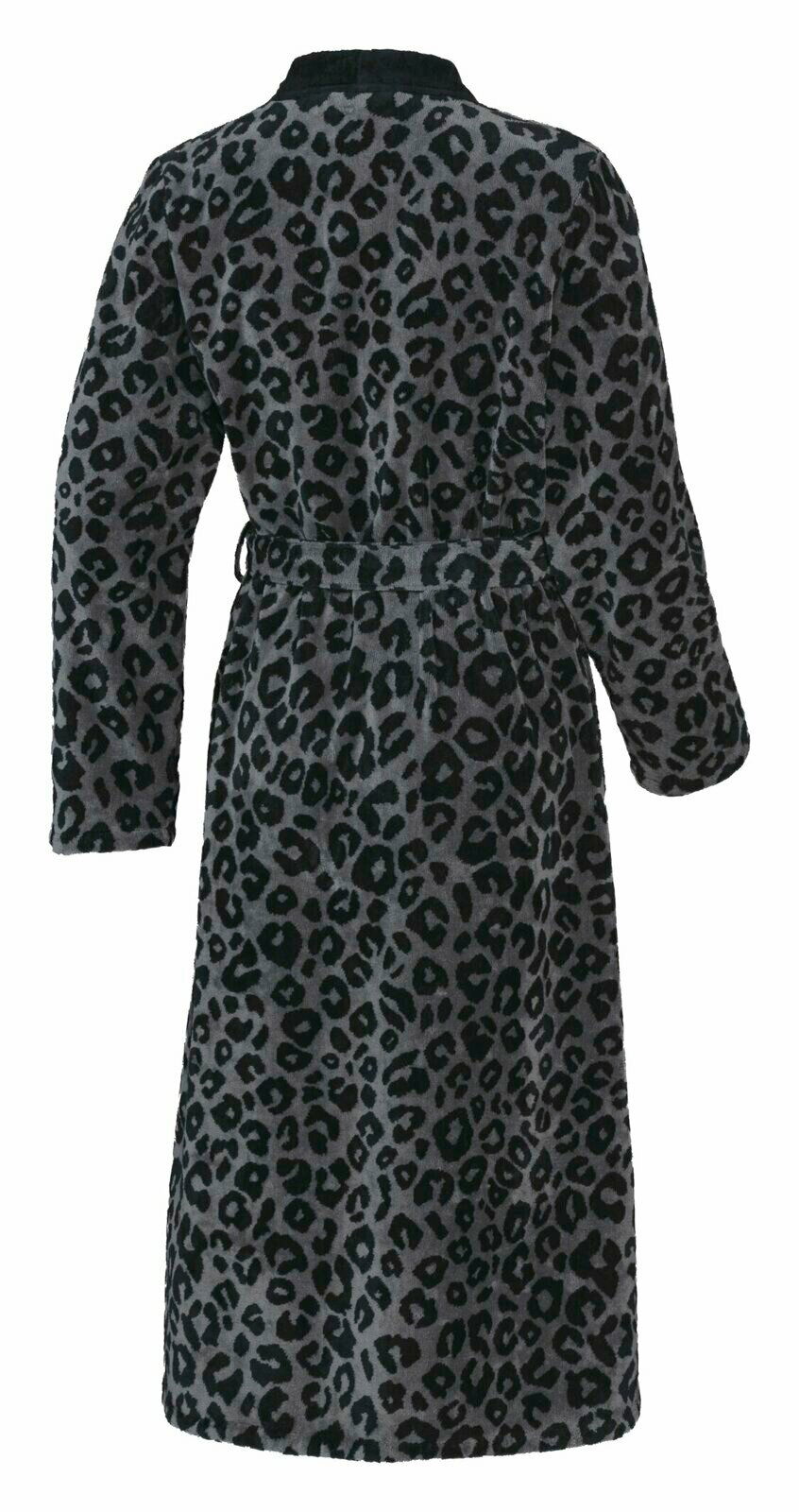 Rückansicht eines Bademantels mit Leopardenmuster in Grau und Schwarz.