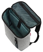 Grauer Rucksack mit offenem Hauptfach und Netzinnentasche, Ansicht von oben.