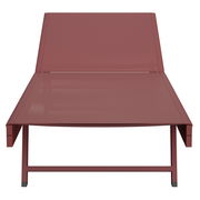 Rote Sonnenliege aus der Frontperspektive