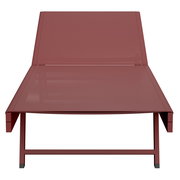 Rote Sonnenliege aus der Frontperspektive