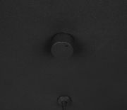 Nahaufnahme der schwarzen Deckenhalterung einer Pendelleuchte von unten betrachtet.