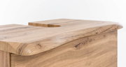 Nahaufnahme eines Waschbeckenunterschranks aus Holz mit natürlicher Maserung, seitliche Perspektive