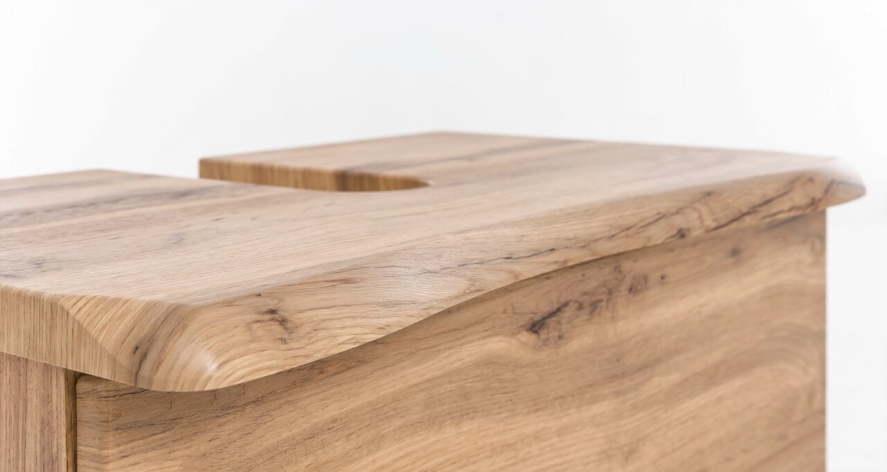 Close-up van een houten wastafelonderkast met natuurlijke nerf, zijaanzicht