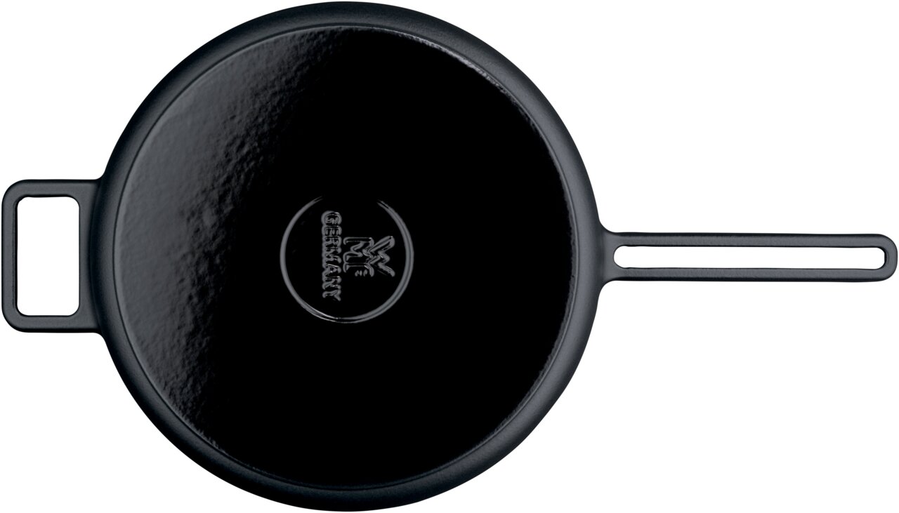 Bovenaanzicht van een zwarte sauteerpan met twee handvatten en een logo in het midden.