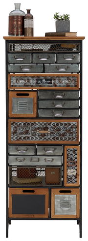 Hochkommode im industriellen Stil mit verschiedenen Schubladen und Fächern, frontal abgebildet.