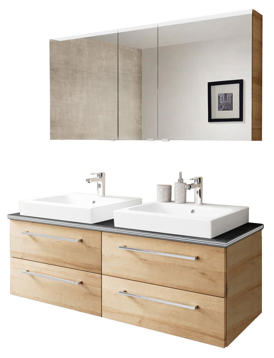 Moderne Badkombination mit Doppelwaschbecken und Spiegelschrank in Holzoptik, frontal betrachtet.