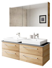 Moderne Badkombination mit Doppelwaschbecken und Spiegelschrank in Holzoptik, frontal betrachtet.