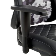 Nahaufnahme eines Gamingstuhls mit schwarzer Armlehne und gestepptem Sitzbezug, seitliche Perspektive.