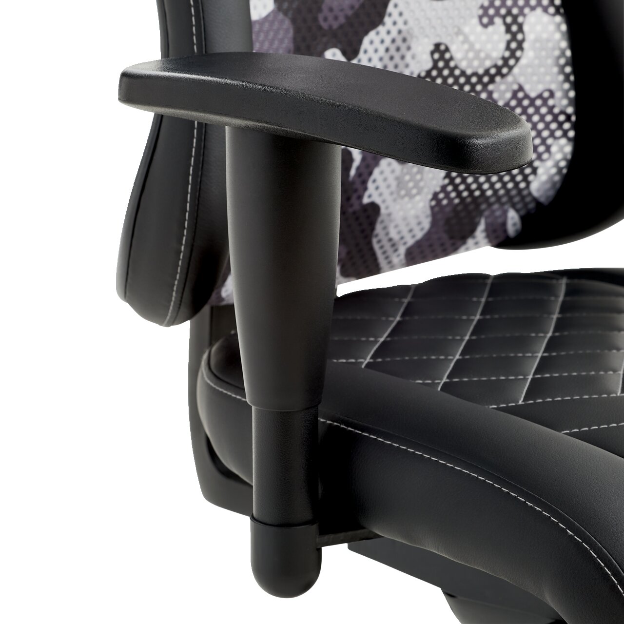 Nahaufnahme eines Gamingstuhls mit schwarzer Armlehne und gestepptem Sitzbezug, seitliche Perspektive.