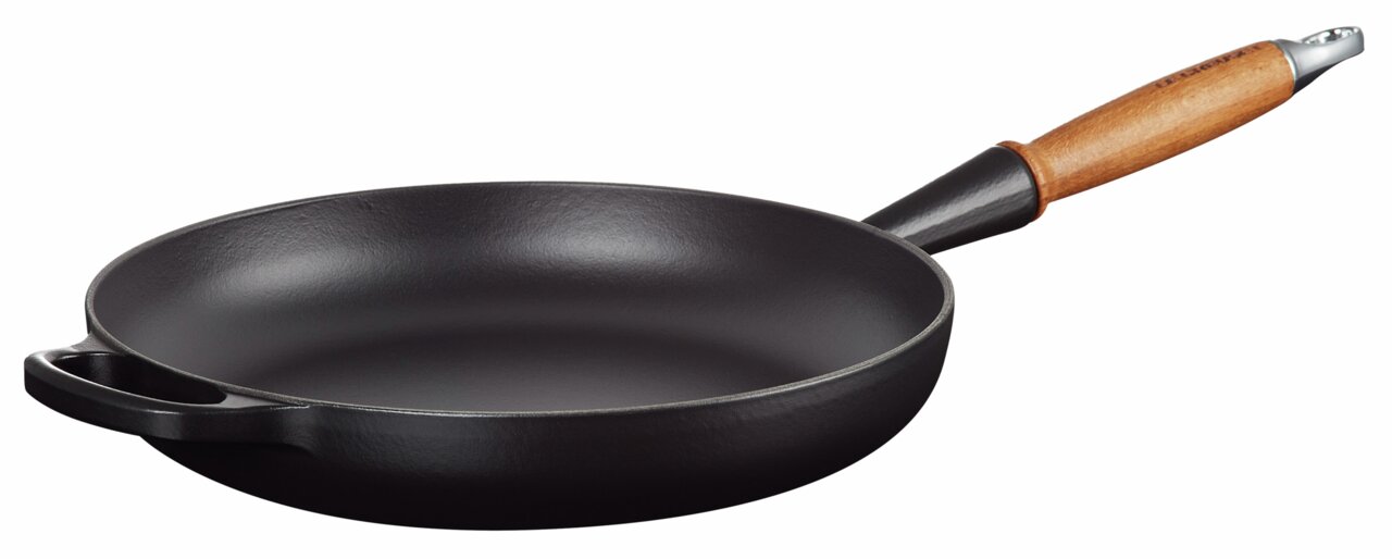 Schwarze Bratpfanne mit Holzgriff, seitliche Perspektive
