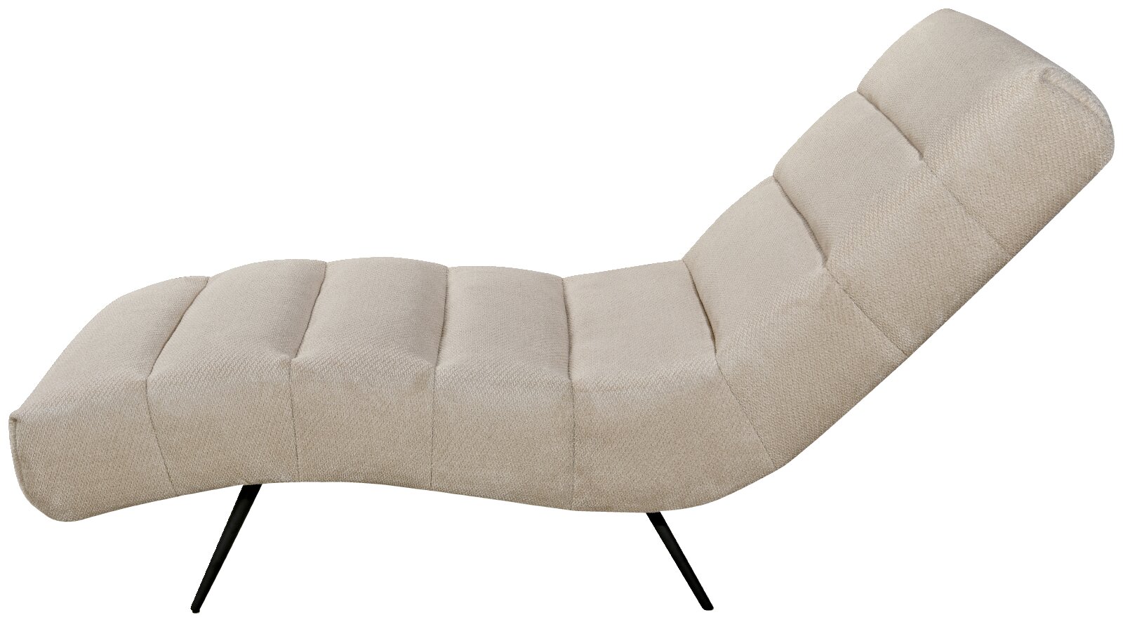 Seitliche Ansicht einer modernen, geschwungenen Chaiselongue in Beige mit weicher Stepppolsterung und schlanken schwarzen Metallbeinen.