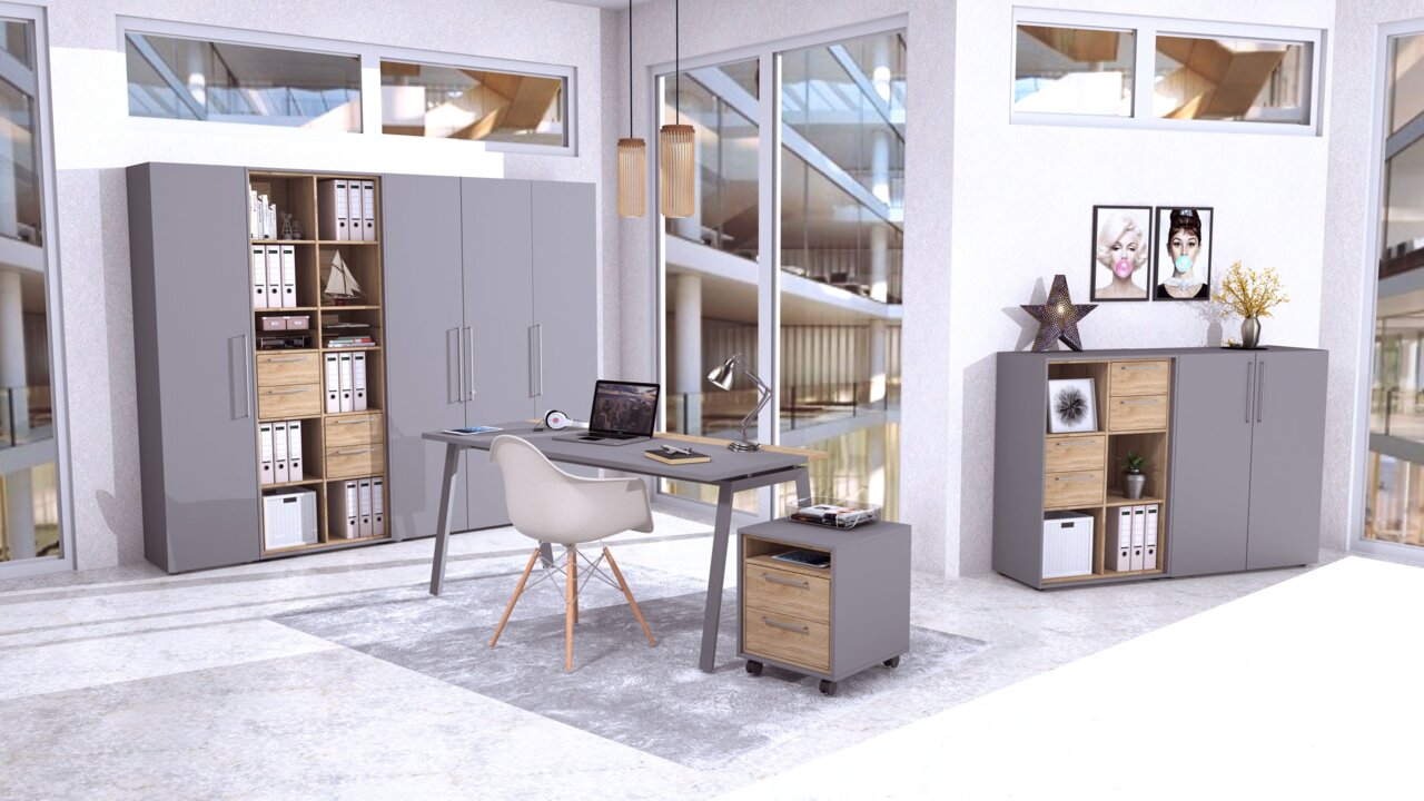 Novel Archiefkast COLORADO Moderne kantoorinrichting met een grijs bureau, een rolcontainer en archiefkasten in een lichte ruimte met grote ramen, gezien vanuit de zijkant.