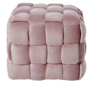 Rosa, gepolsterter Hocker in Würfelform, aus seitlicher Perspektive fotografiert.