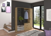 Moderne Kommode aus Holz mit Spiegel, offene Perspektive im Wohnzimmer, zeigt hängendes Hemd und Pflanze.