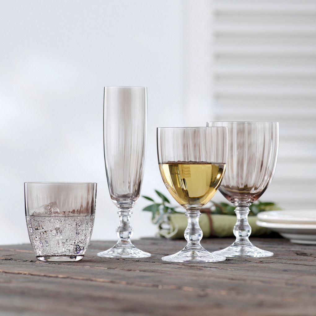 BOHEMIA Cristal Becher 260ml GEORGIA Vier rauchbraune Gläser in verschiedenen Formen und Größen auf einem Holztisch, seitliche Perspektive.