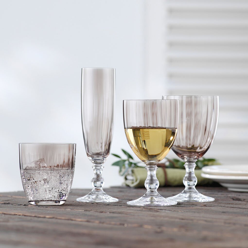 BOHEMIA Cristal Becher 260ml GEORGIA Vier rauchbraune Gläser in verschiedenen Formen und Größen auf einem Holztisch, seitliche Perspektive.