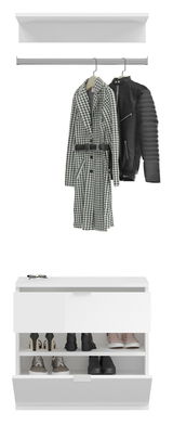 Frontale Ansicht einer weißen Garderobenkombination mit Kleiderstange, auf der Mäntel hängen, und einem Schuhschrank mit mehreren Paar Schuhen.