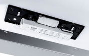 Unterseite einer LED-Leuchte mit montiertem KGP LED-Treiber und Verkabelung, Detailaufnahme in schräger Perspektive von unten