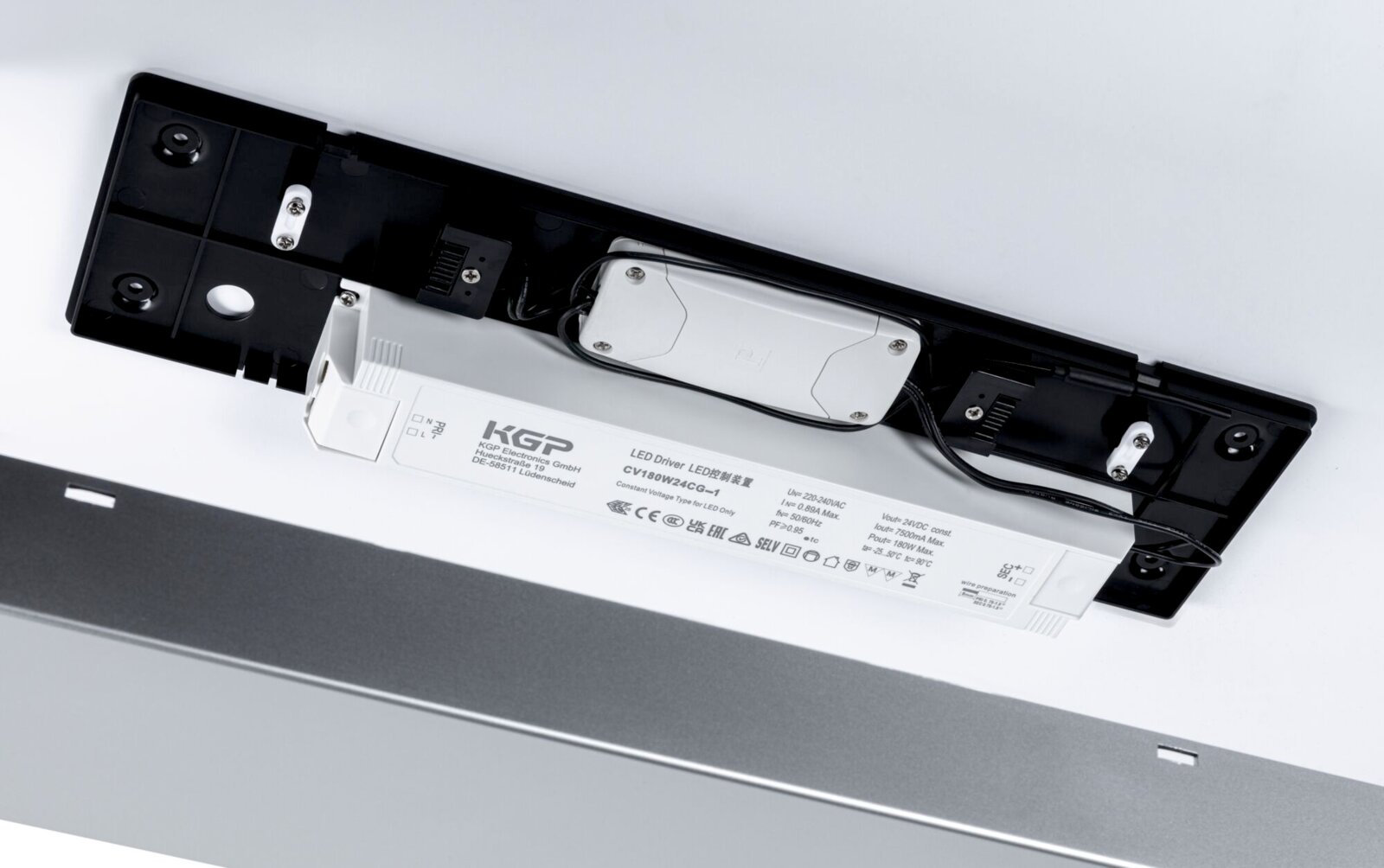 Unterseite einer LED-Leuchte mit montiertem KGP LED-Treiber und Verkabelung, Detailaufnahme in schräger Perspektive von unten