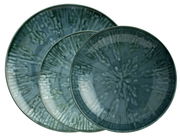 Draufsicht auf drei überlappende Teller aus dem Tellerset Fusion Blue mit einem einzigartigen blauen Muster.