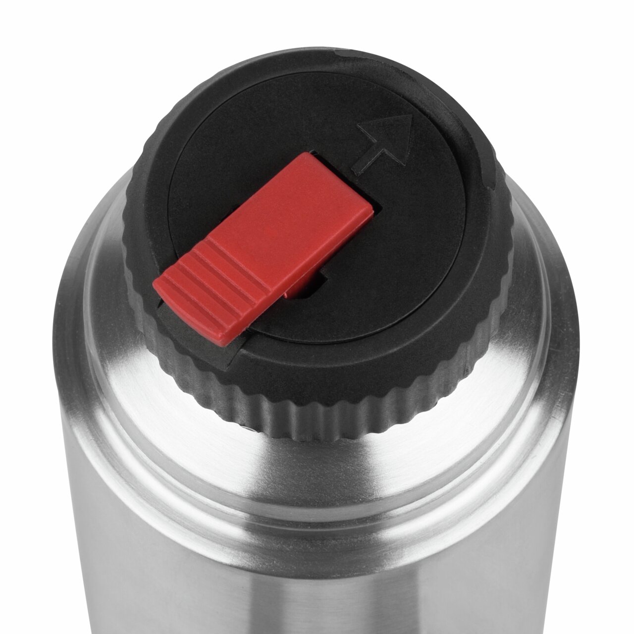 Nahaufnahme des Deckels einer silbernen Isolierflasche mit rotem Verschlusshebel, von oben betrachtet.
