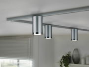 Silberner Schienenspot Tube an der Decke montiert, seitliche Perspektive, mit mehreren Spots in einem modernen Wohnraum.