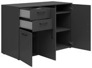 Schwarze Kommode mit zwei offenen Schubladen und zwei offenen Türen, seitliche Perspektive