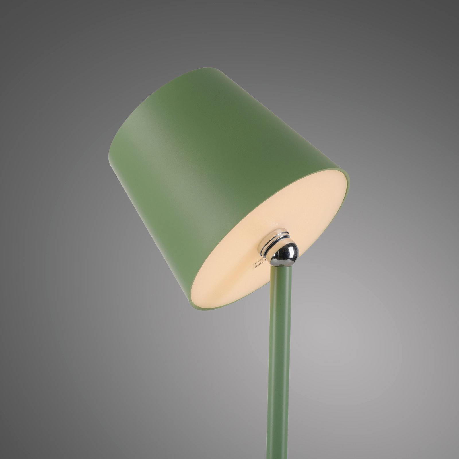 Grüne Akku-Tischleuchte BOTERIA, seitliche Perspektive, mit schrägem Lampenschirm und modernem Design.