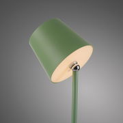 Grüne Akku-Tischleuchte BOTERIA, seitliche Perspektive, mit schrägem Lampenschirm und modernem Design.