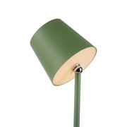 Grüne Akku-Tischleuchte BOTERIA, seitliche Perspektive, mit schrägem Lampenschirm und modernem Design.