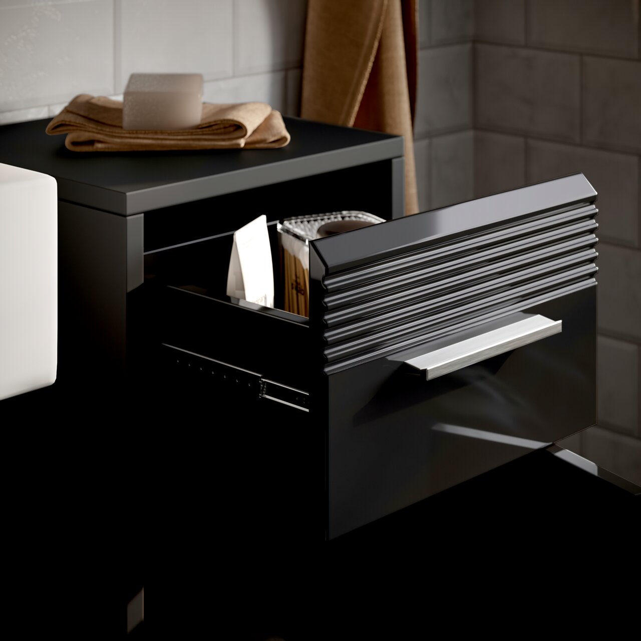 Schwarzer Standschrank LINUS mit geöffneter Schublade, seitliche Perspektive, zeigt Innenraum mit gelagerten Gegenständen.